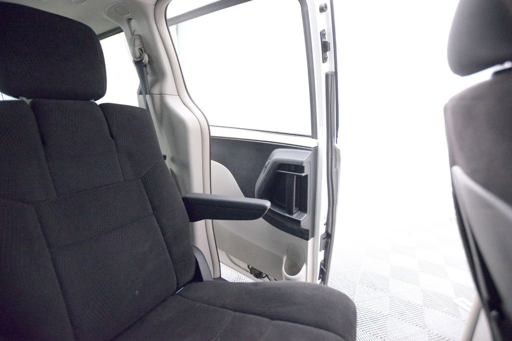 Used 2012 Chrysler Town & Country Touring image 11