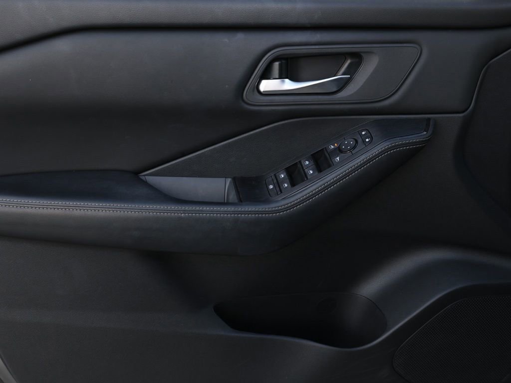 Used 2024 Nissan Rogue SV image 24