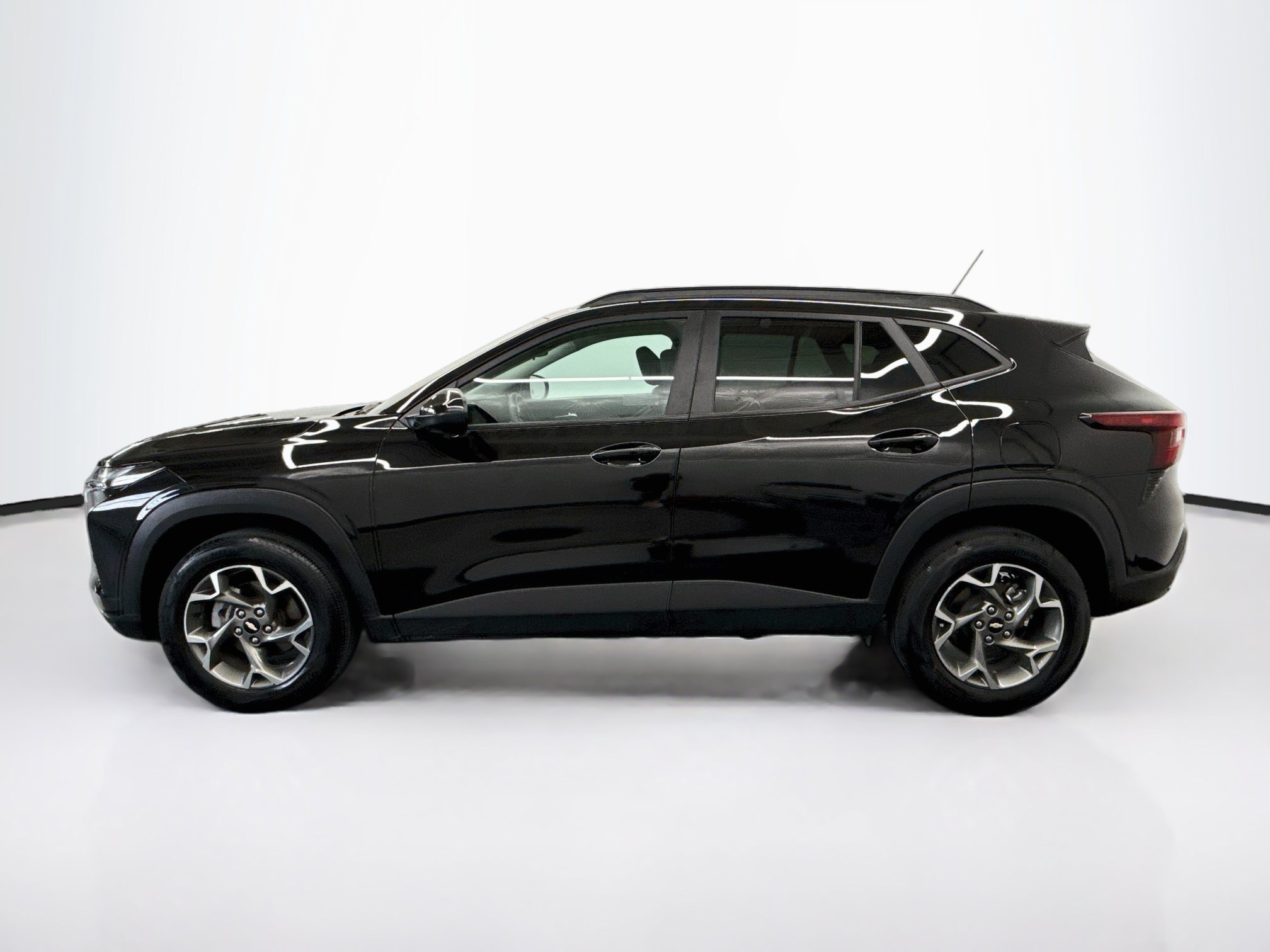 Used 2025 Chevrolet Trax LT FWD image 4