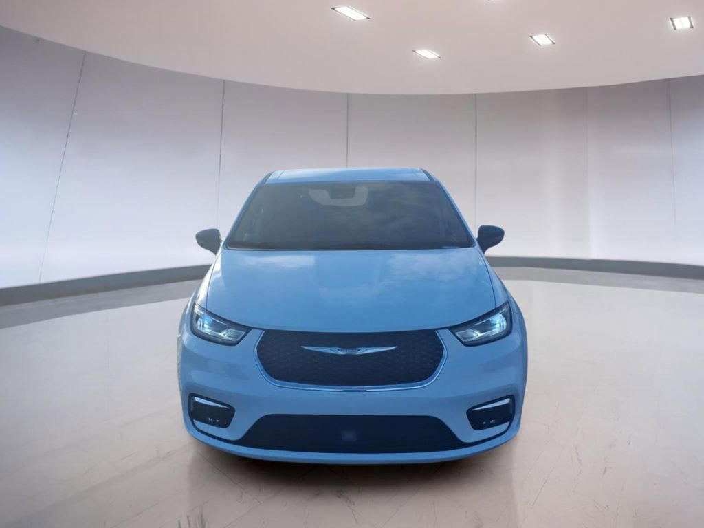 Used 2024 Chrysler Pacifica Touring-L image 8