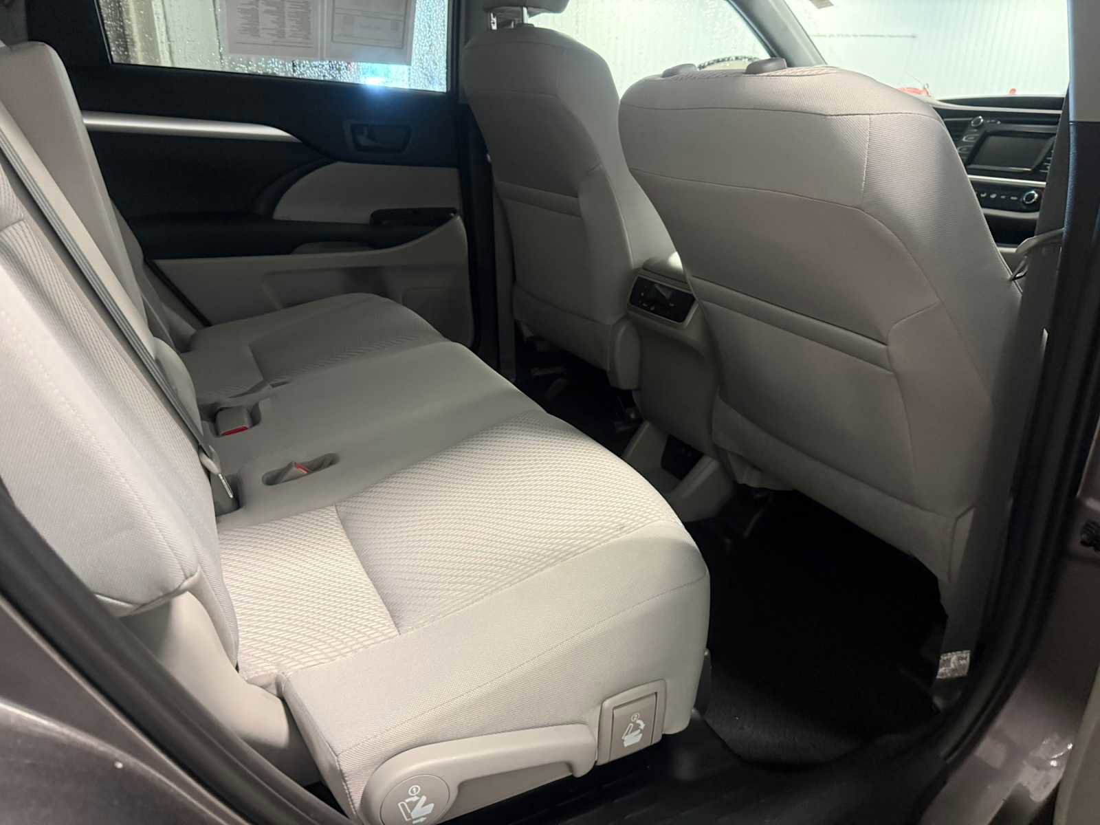 Used 2019 Toyota Highlander LE AWD/4WD image 25