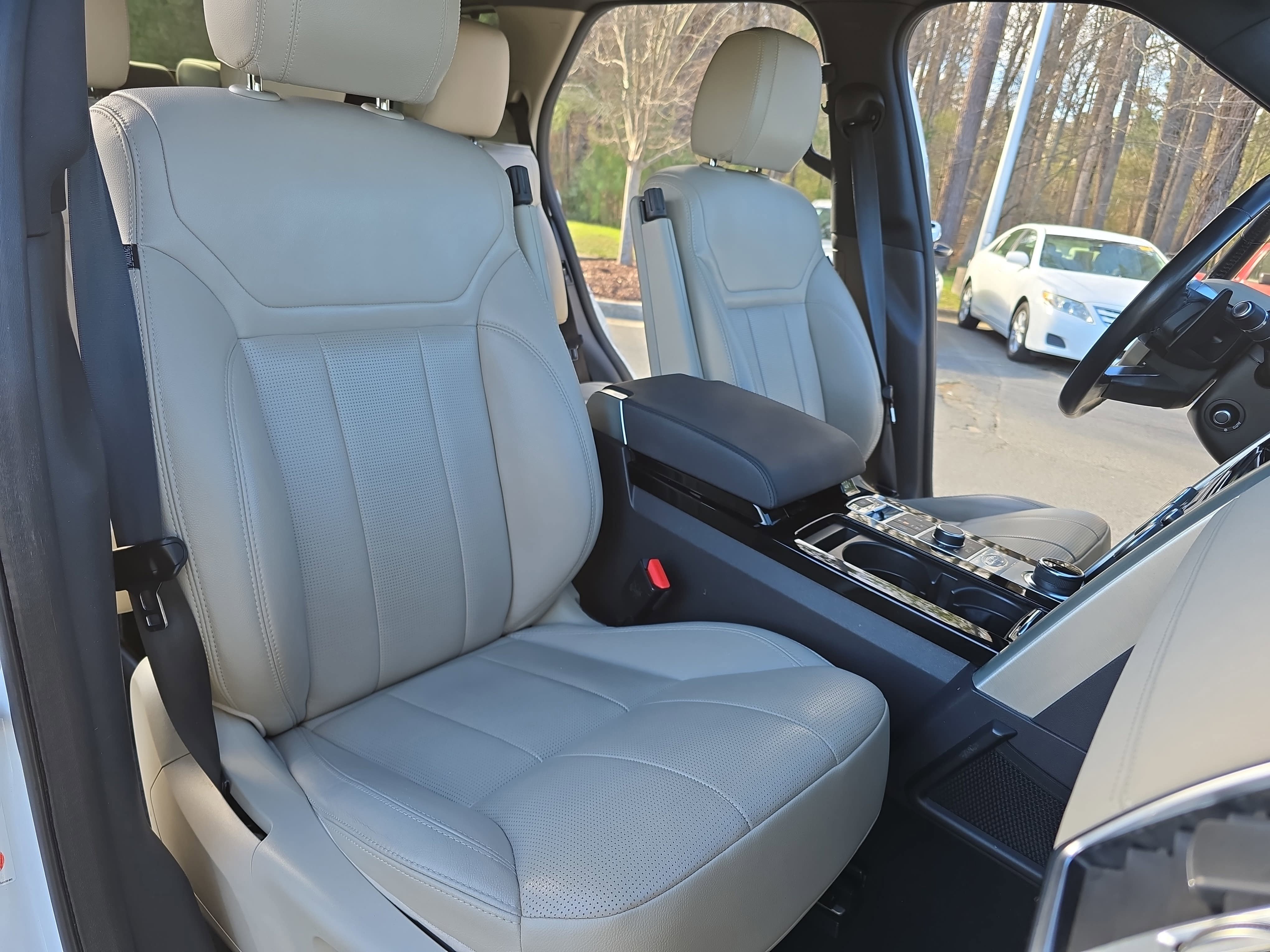 Used 2019 Land Rover Discovery HSE image 10