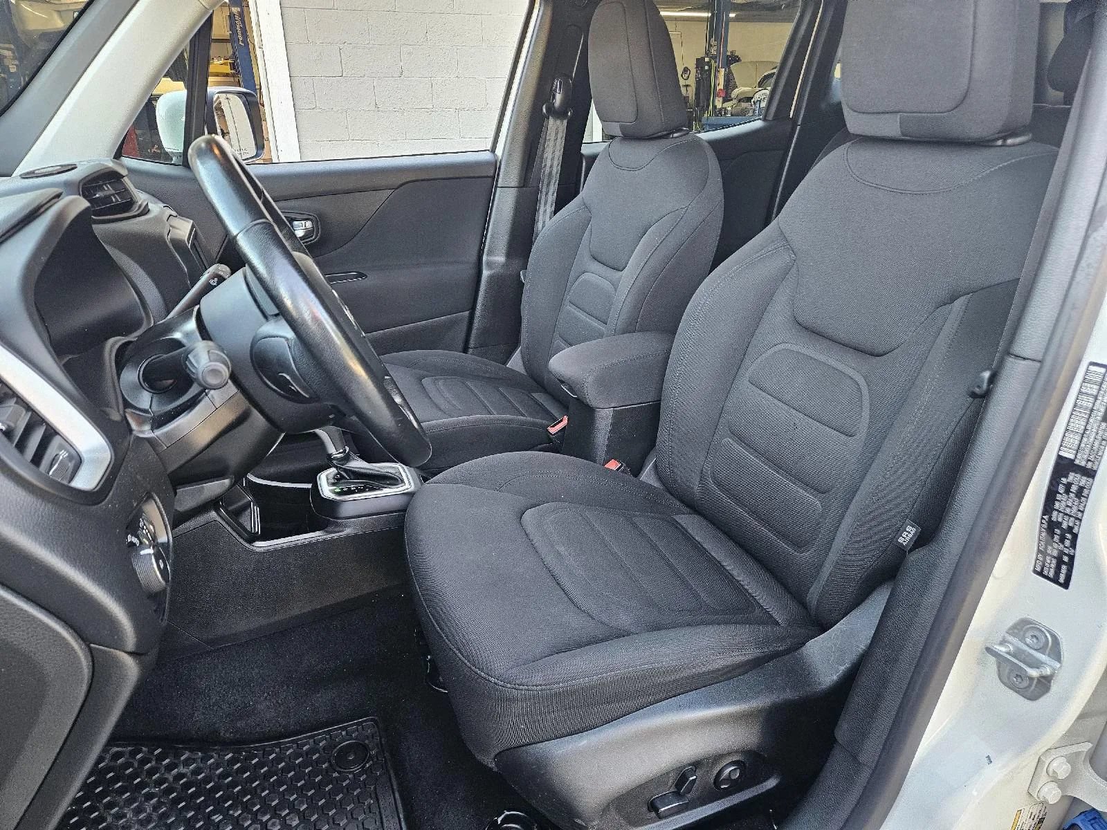 Used 2018 Jeep Renegade Latitude w/ Cold Weather Group FWD image 11