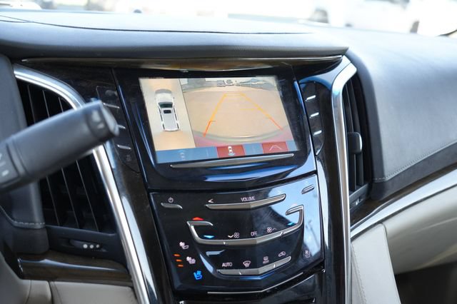 Used 2018 Cadillac Escalade Luxury AWD/4WD image 16