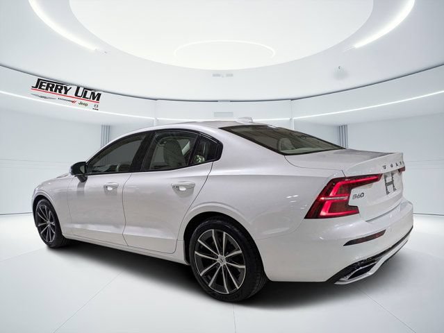 Used 2022 Volvo S60 B5 Momentum w/ Premium Package FWD image 5