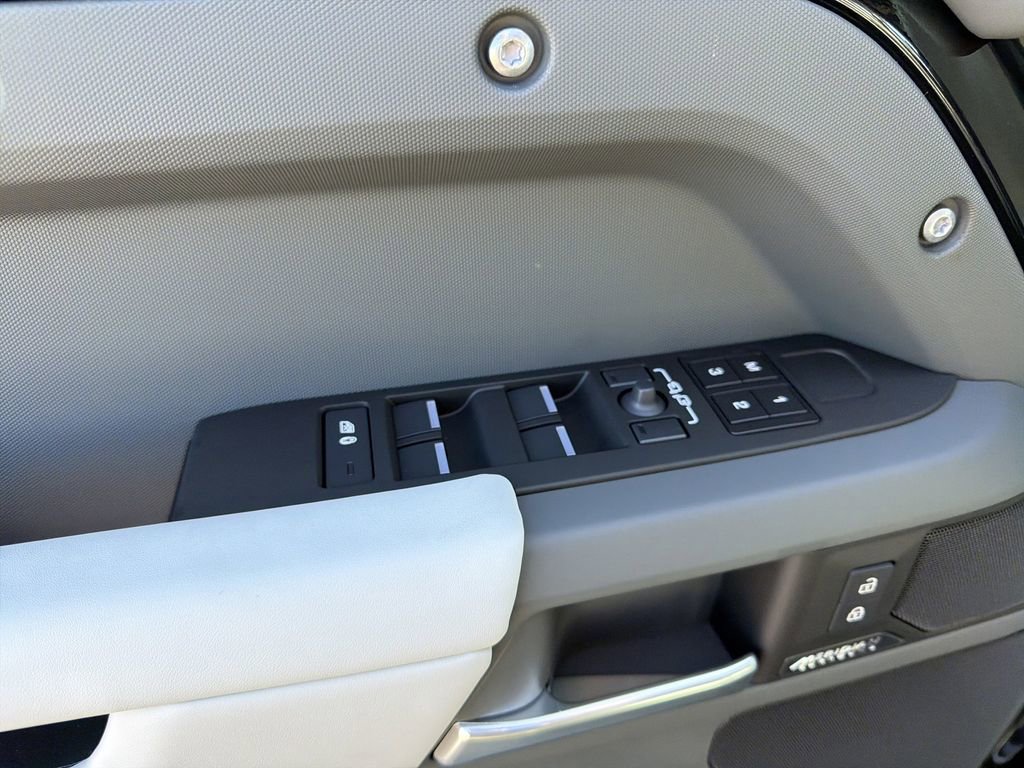 New 2026 Land Rover Defender 110 X-Dynamic SE image 21