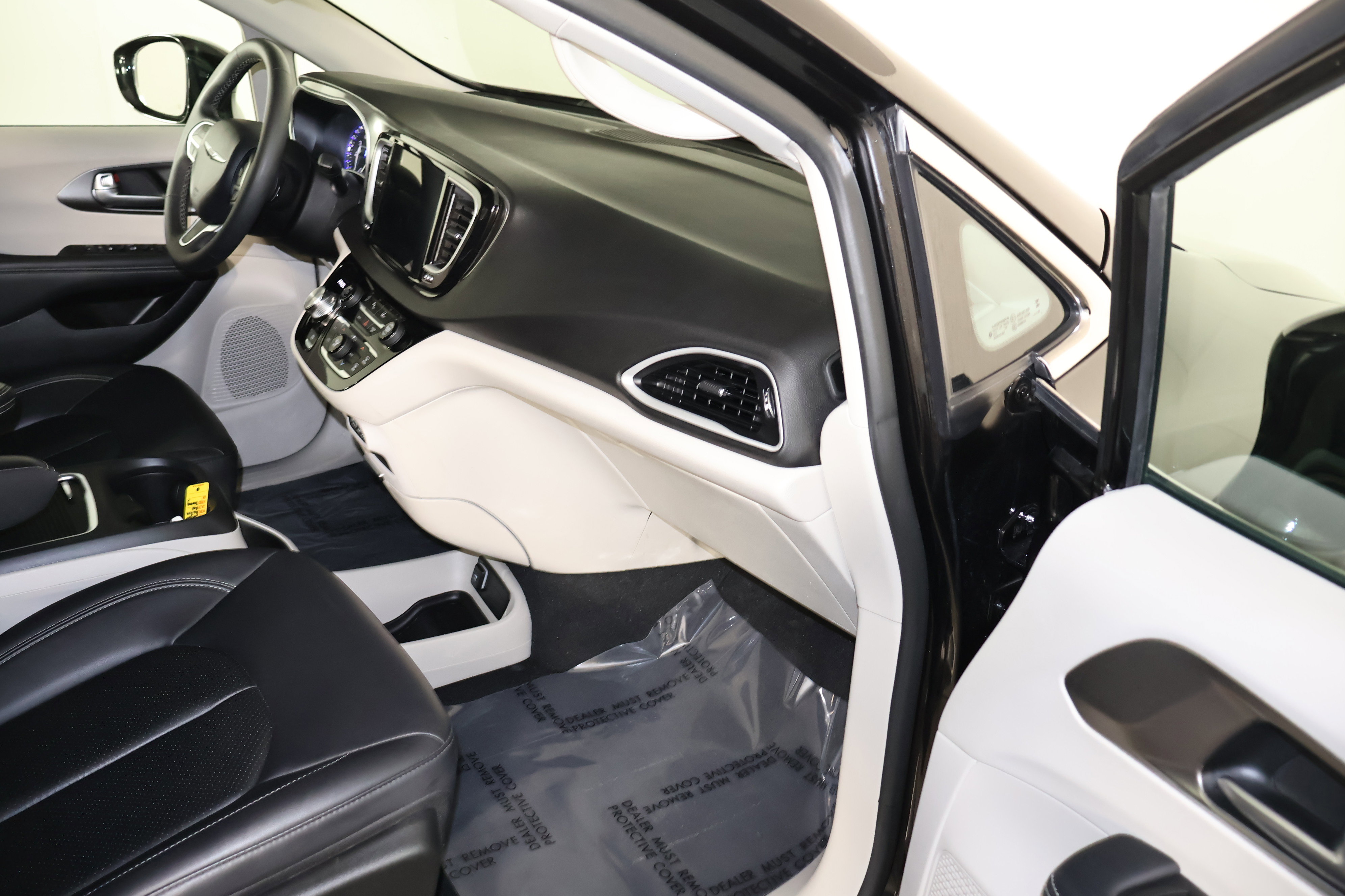 Used 2024 Chrysler Pacifica Touring-L image 41