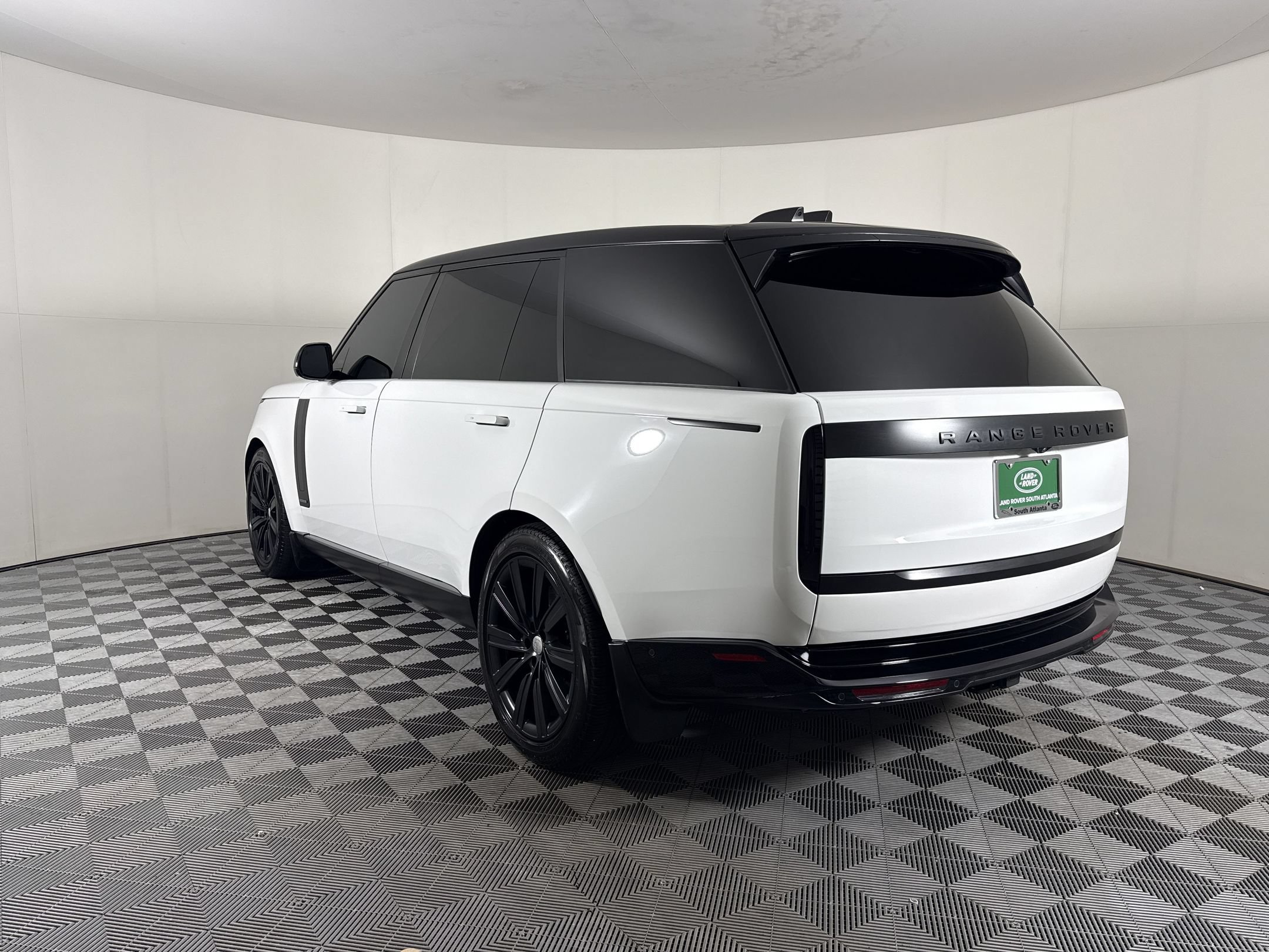 Used 2025 Land Rover Range Rover Long Wheelbase Autobiography AWD/4WD image 3