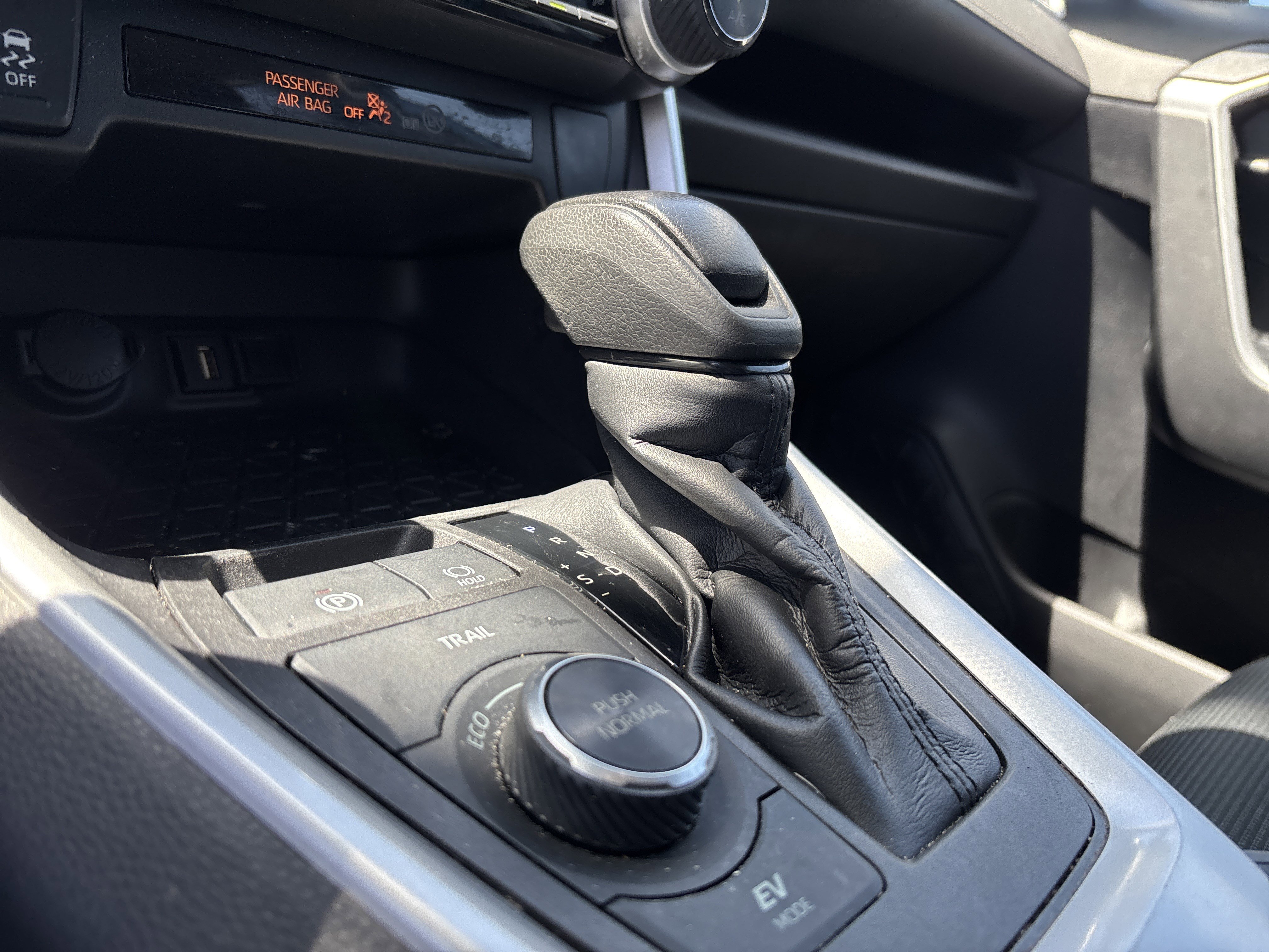 Used 2022 Toyota RAV4 LE AWD/4WD image 25