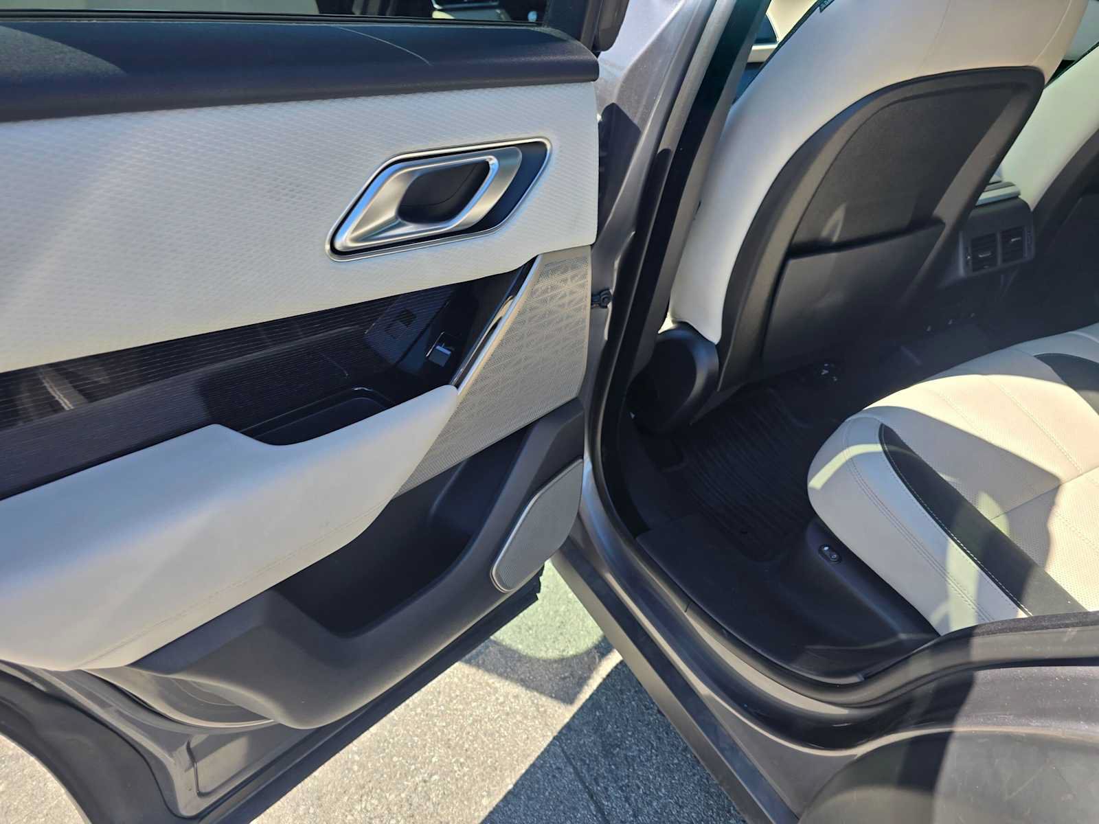 Used 2019 Land Rover Range Rover Velar R-Dynamic SE AWD/4WD image 18