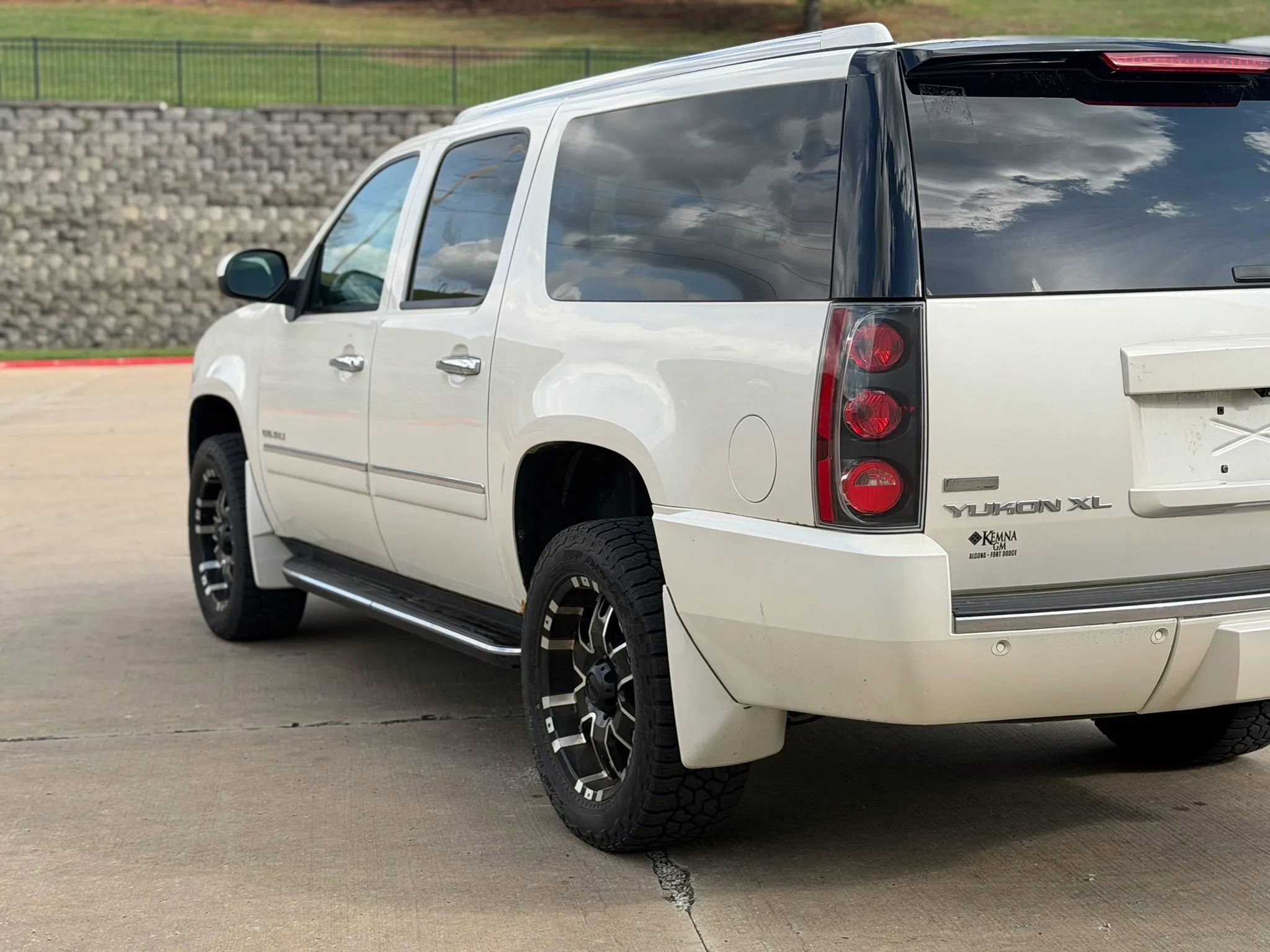 Used 2012 GMC Yukon XL Denali AWD/4WD image 5