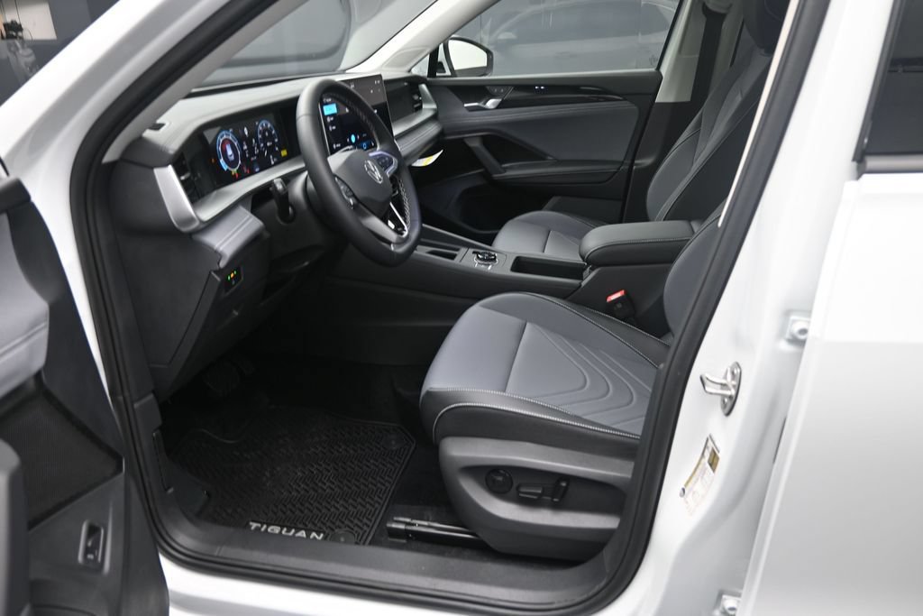 New 2026 Volkswagen Tiguan SE FWD image 17