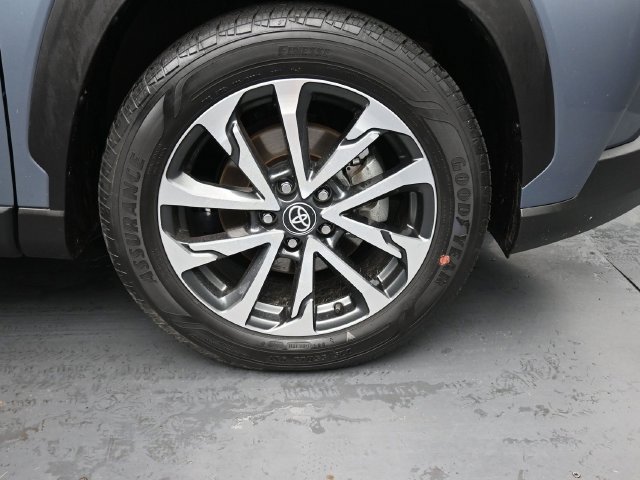 Used 2023 Toyota Corolla Cross XLE w/ Convenience Package FWD image 19