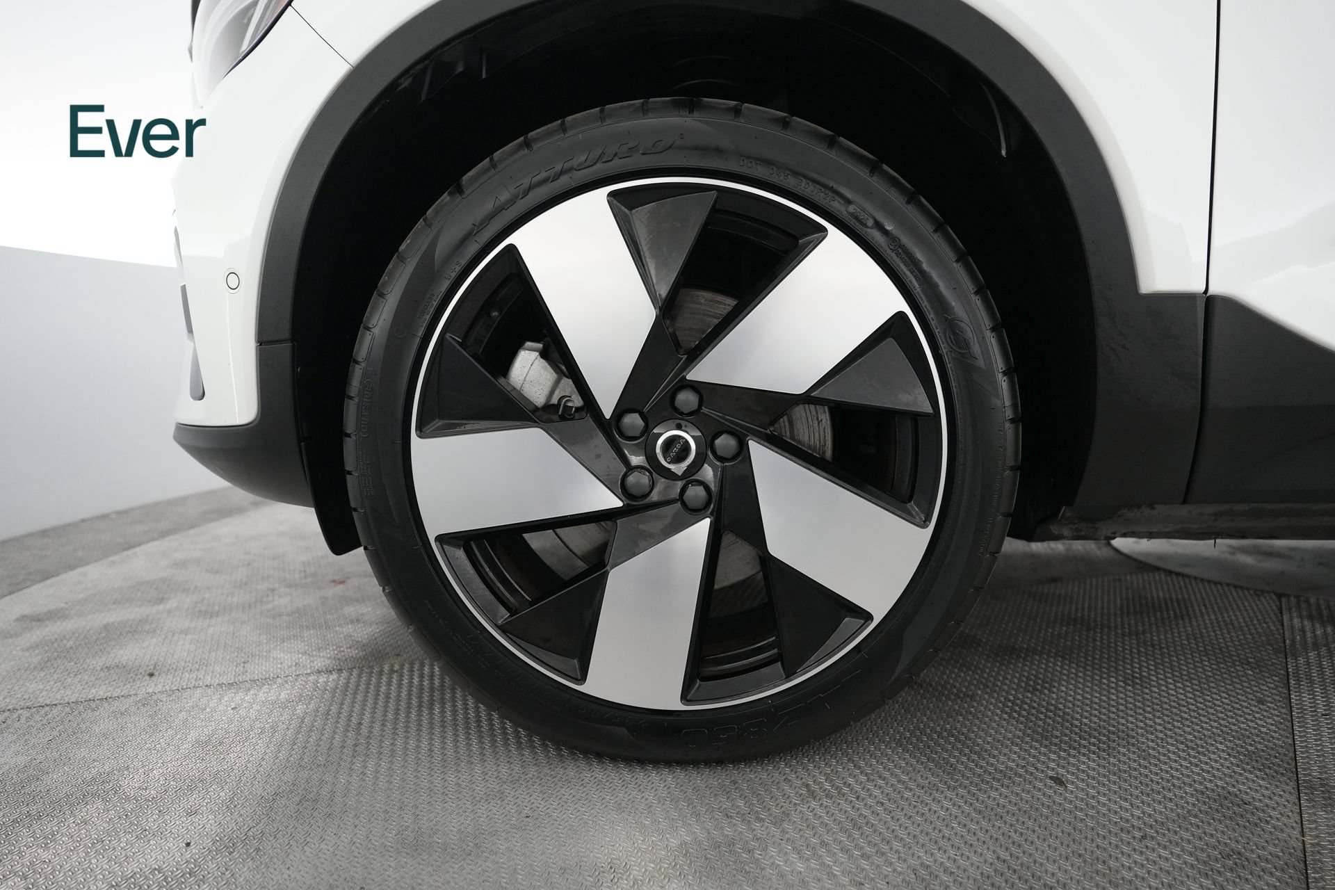 Used 2023 Volvo XC40 Recharge Plus w/ Protection Package Premier AWD/4WD image 18