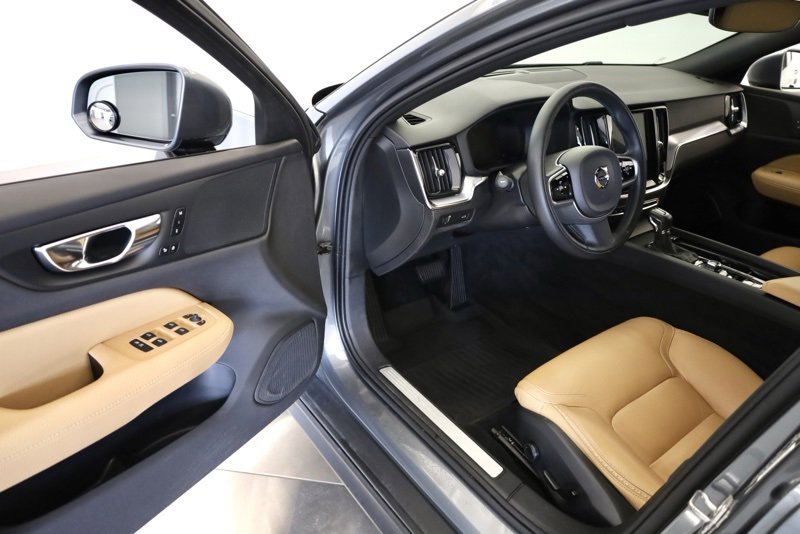 Used 2020 Volvo V60 T5 Cross Country w/ Protection Package Premier image 9