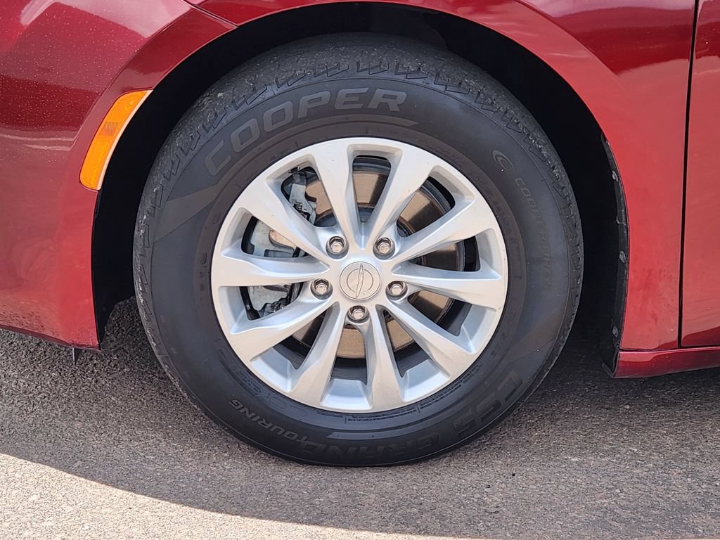Used 2017 Chrysler Pacifica Touring w/ Tire & Wheel Group FWD image 10