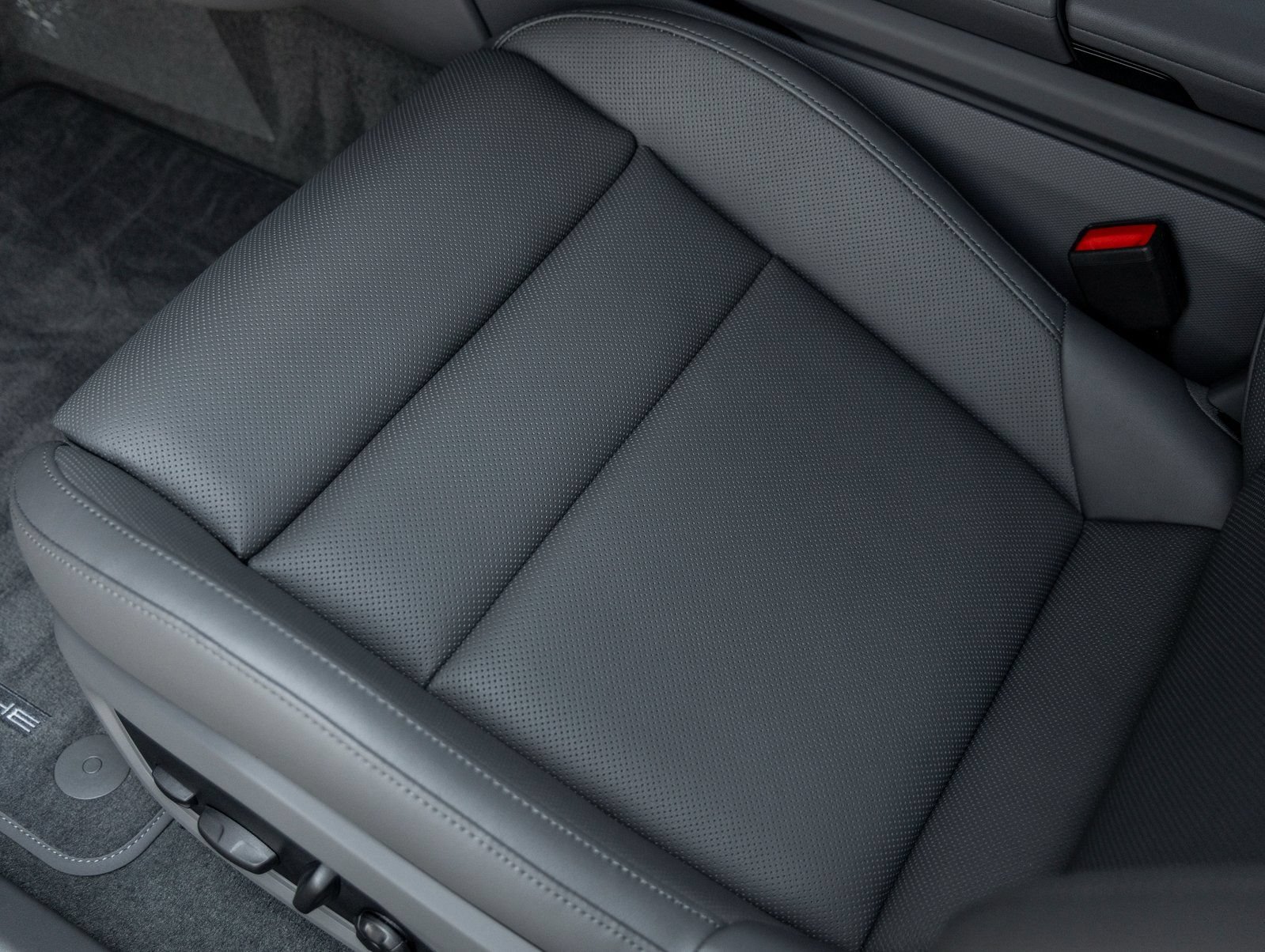 Certified 2025 Porsche Taycan AWD/4WD image 21