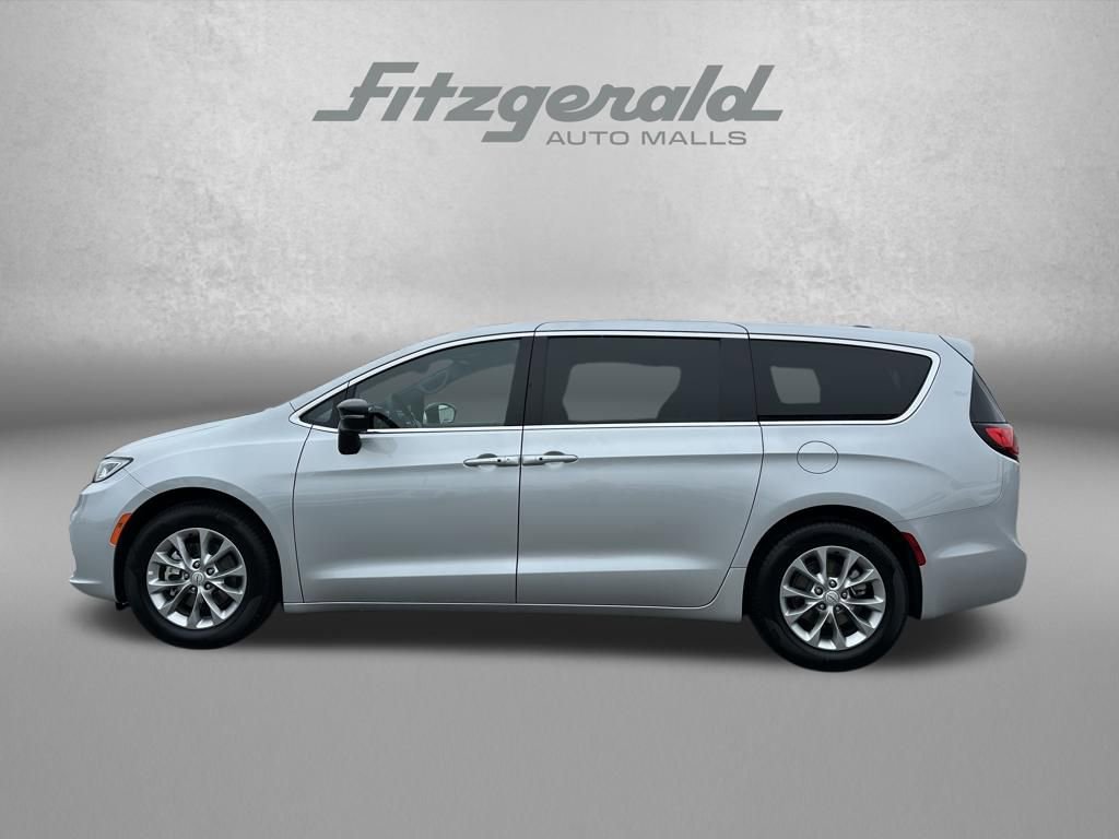 Used 2026 Chrysler Pacifica Limited FWD image 7