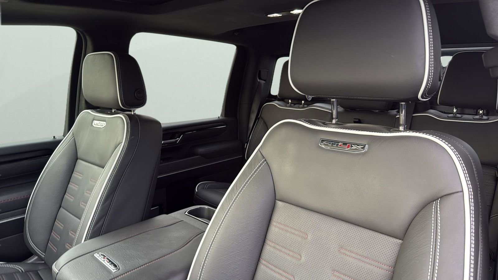 Used 2025 GMC Sierra 2500 AT4X image 10