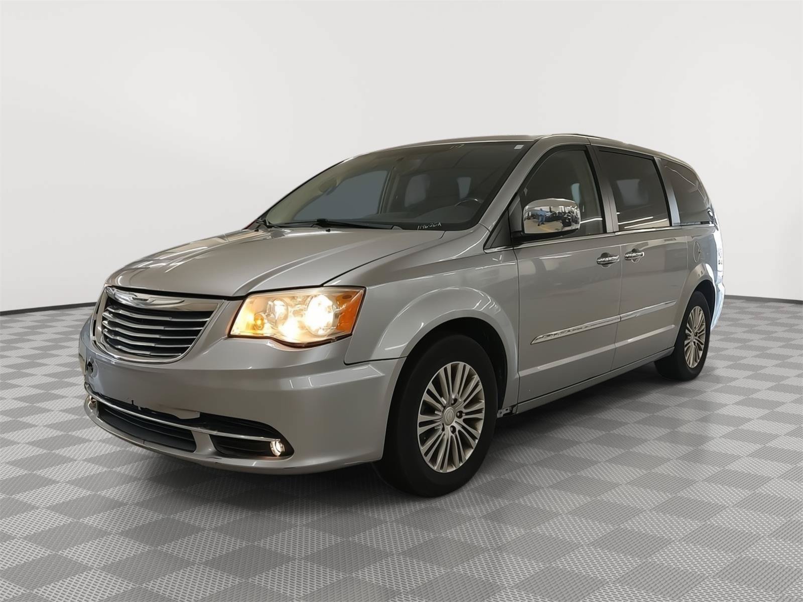 Used 2014 Chrysler Town & Country Touring-L w/ Trailer Tow Group FWD image 23