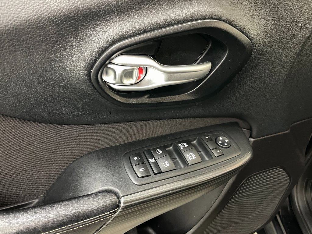 Used 2015 Jeep Cherokee Latitude w/ Cold Weather Group image 19