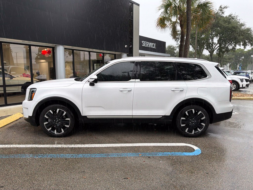 Used 2025 Kia Telluride SX w/ SX Captain's Chair Package FWD image 2