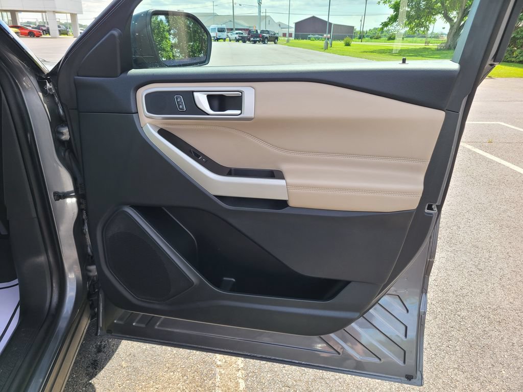 Used 2022 Ford Explorer XLT AWD/4WD image 9