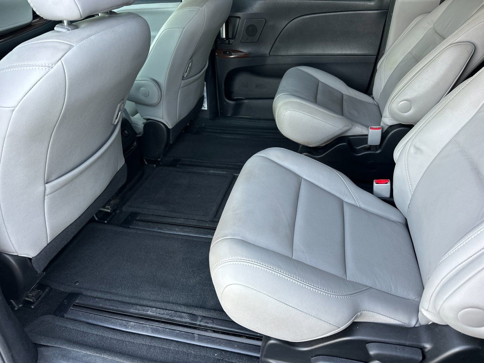 Used 2017 Toyota Sienna Limited Premium image 11