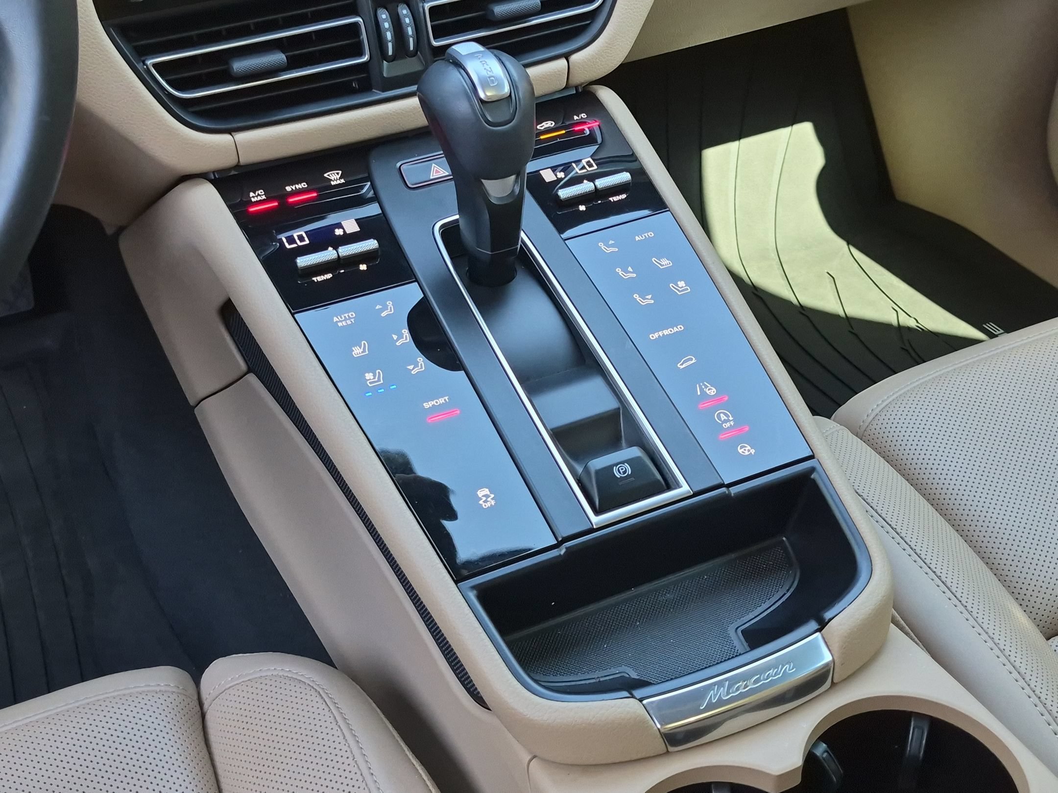 Certified 2024 Porsche Macan AWD/4WD image 17