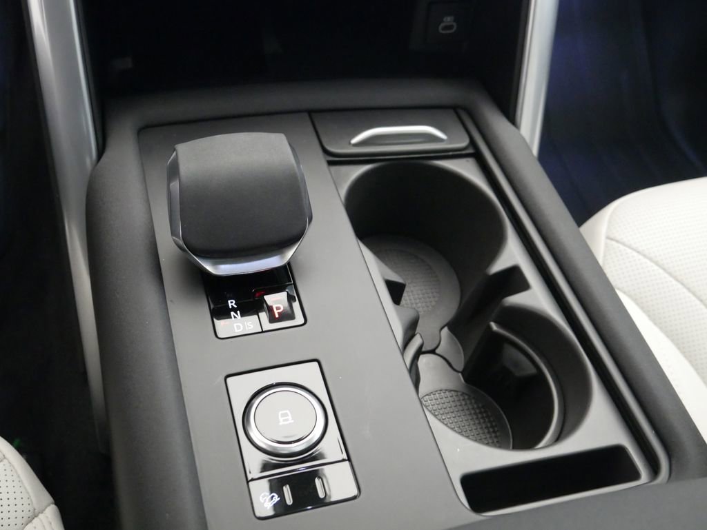 Used 2025 Land Rover Discovery Dynamic SE image 49