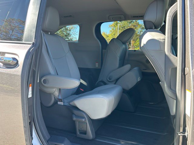 Used 2022 Toyota Sienna XLE AWD/4WD image 45
