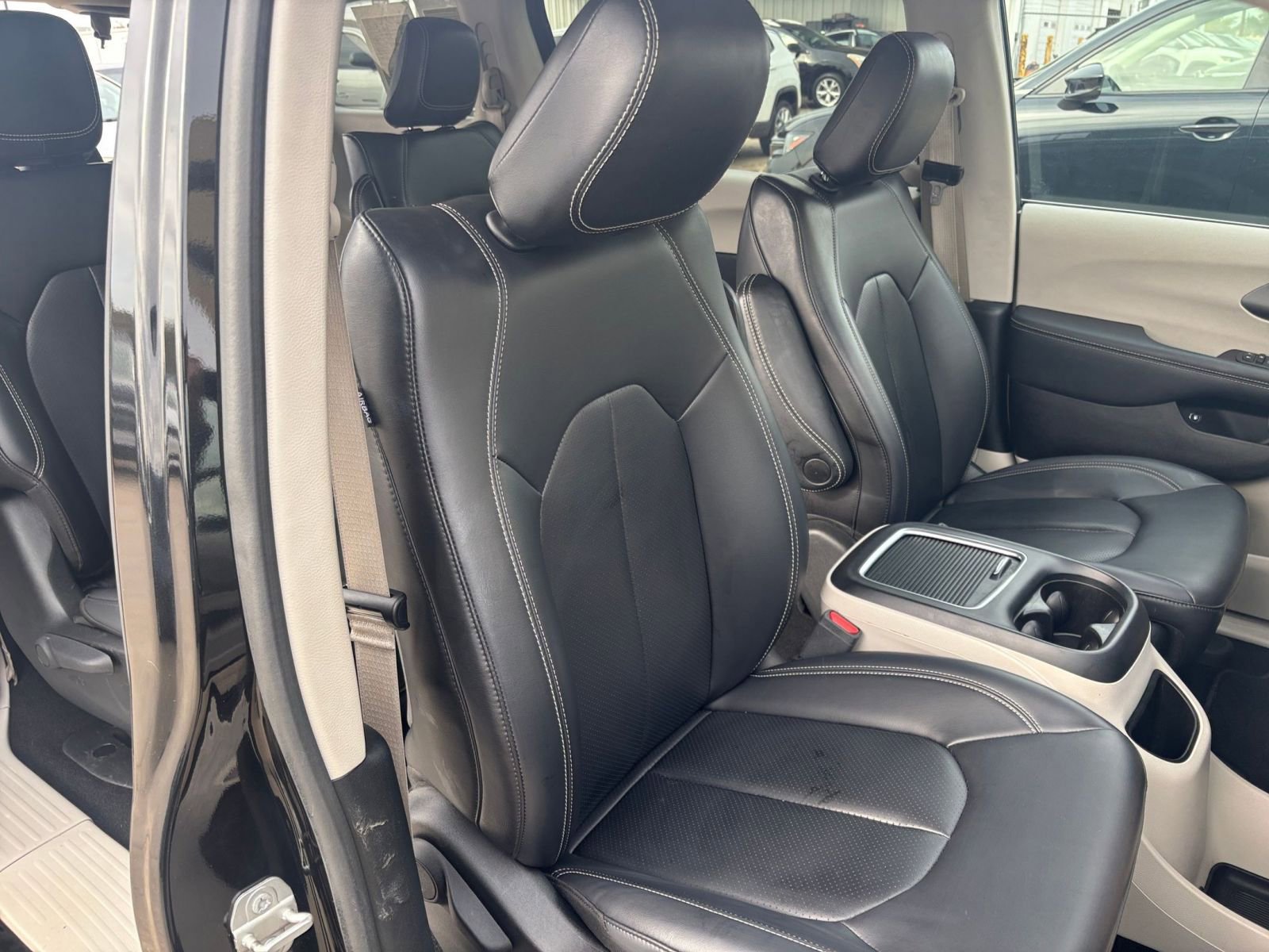 Used 2023 Chrysler Pacifica Touring-L image 37