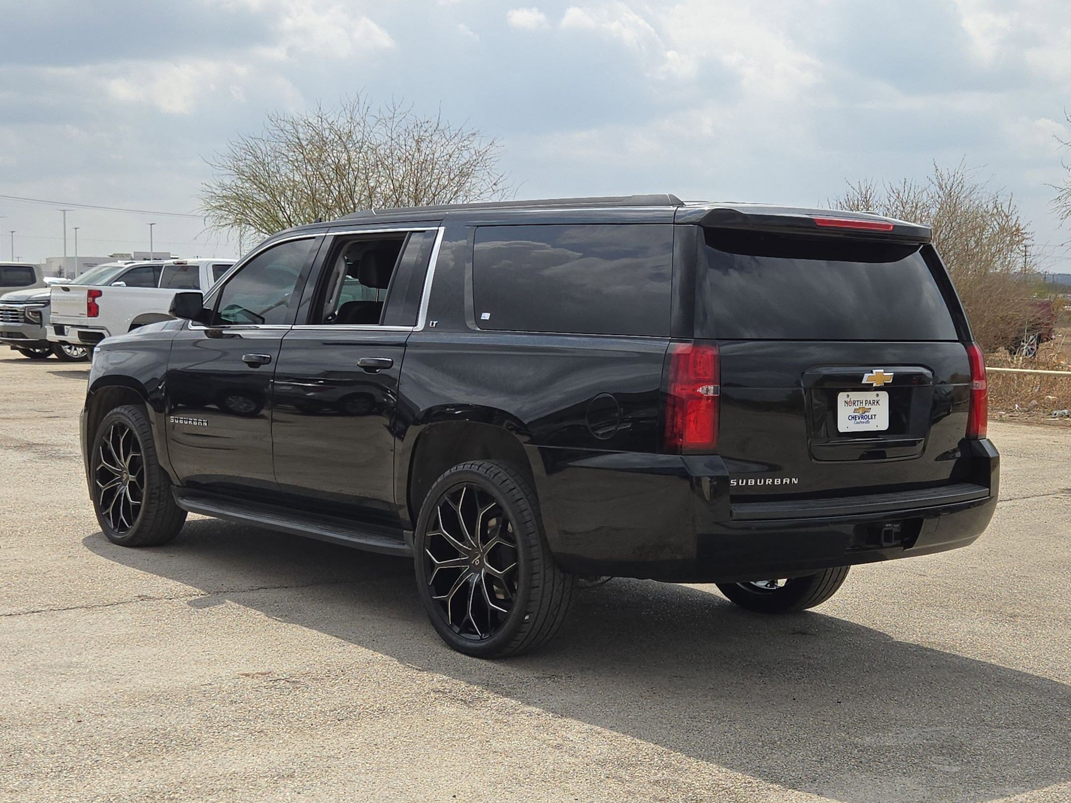 Used 2019 Chevrolet Suburban LT image 5