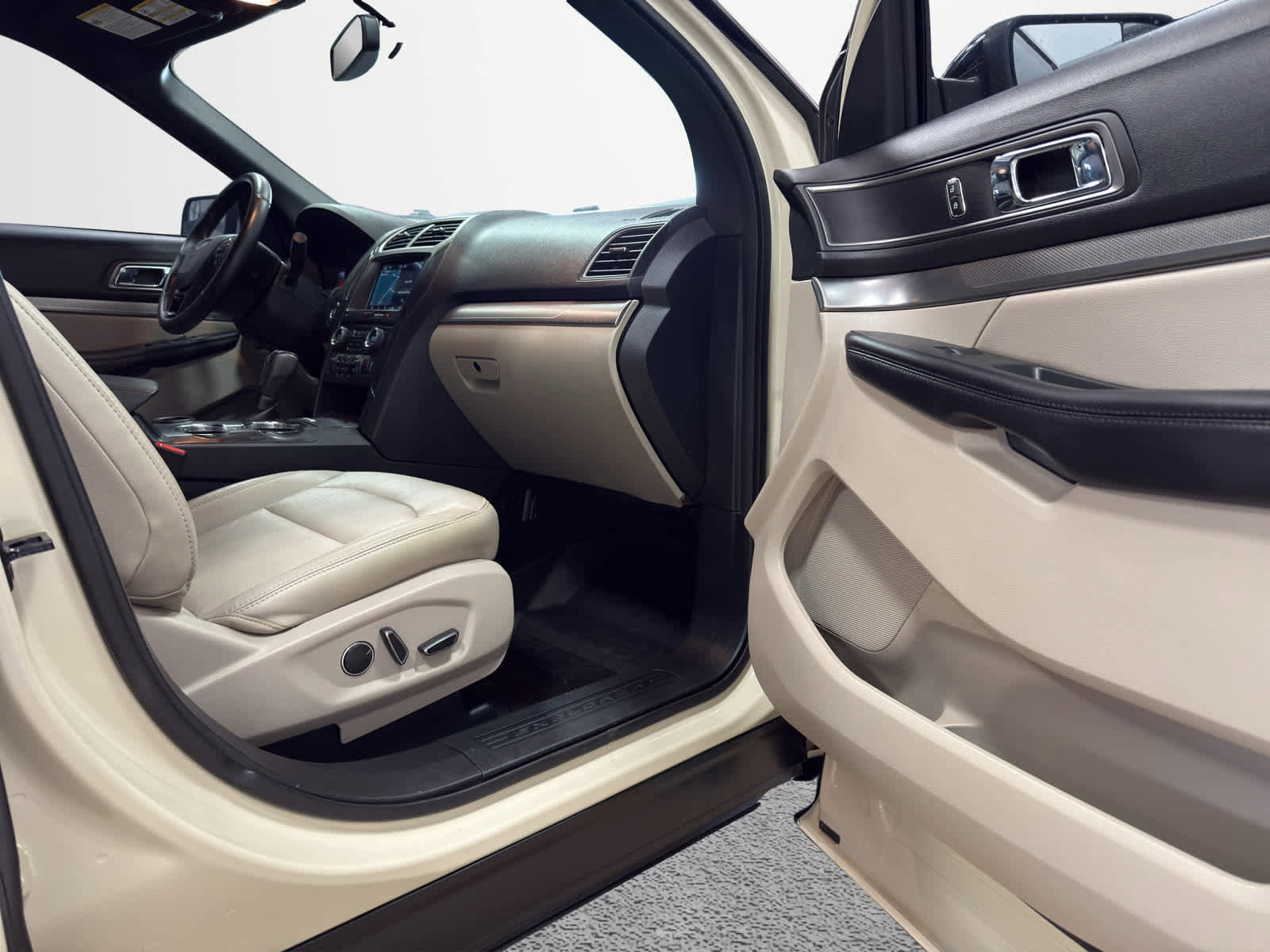 Used 2018 Ford Explorer XLT w/ Equipment Group 202A image 27