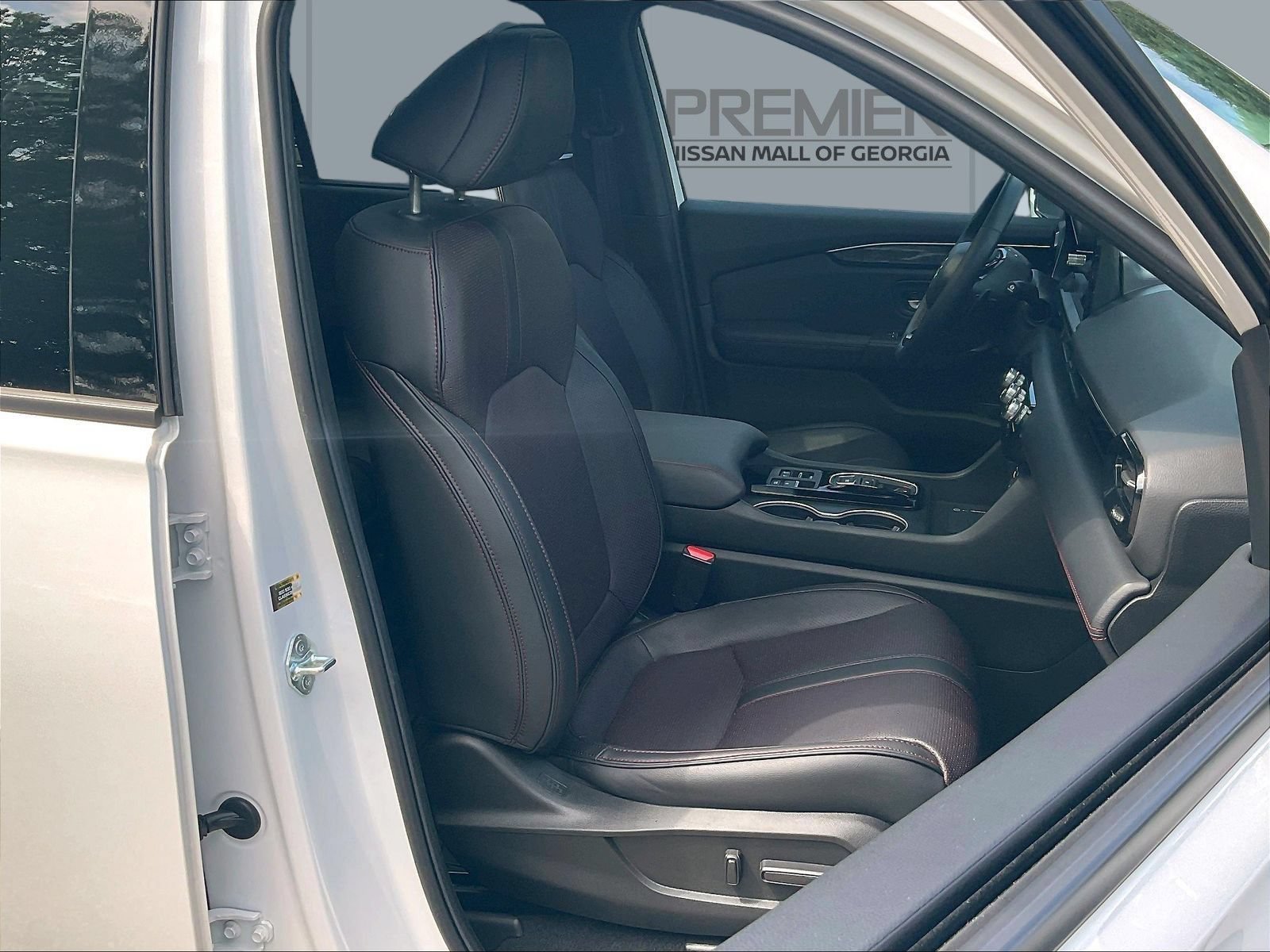 Used 2025 Honda Pilot Black Edition image 31