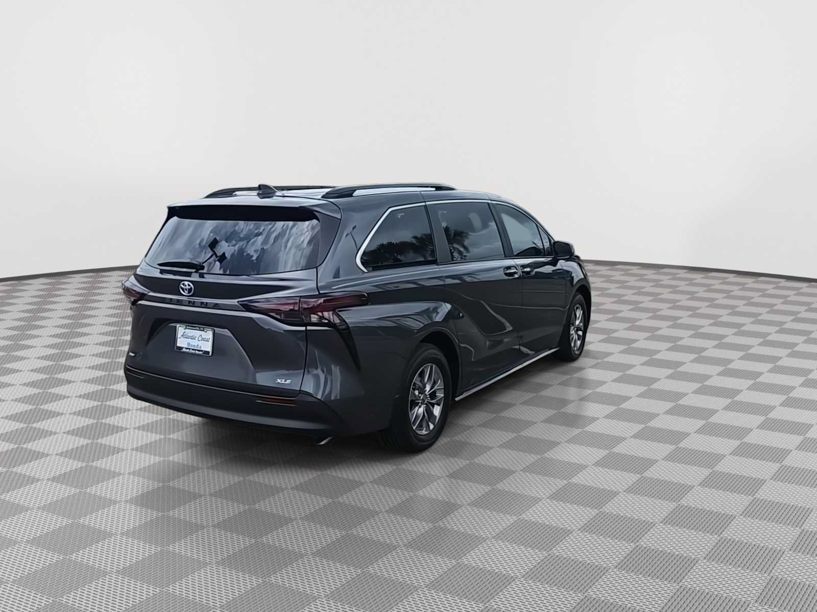 Used 2025 Toyota Sienna XLE w/ XLE Plus Package FWD image 8