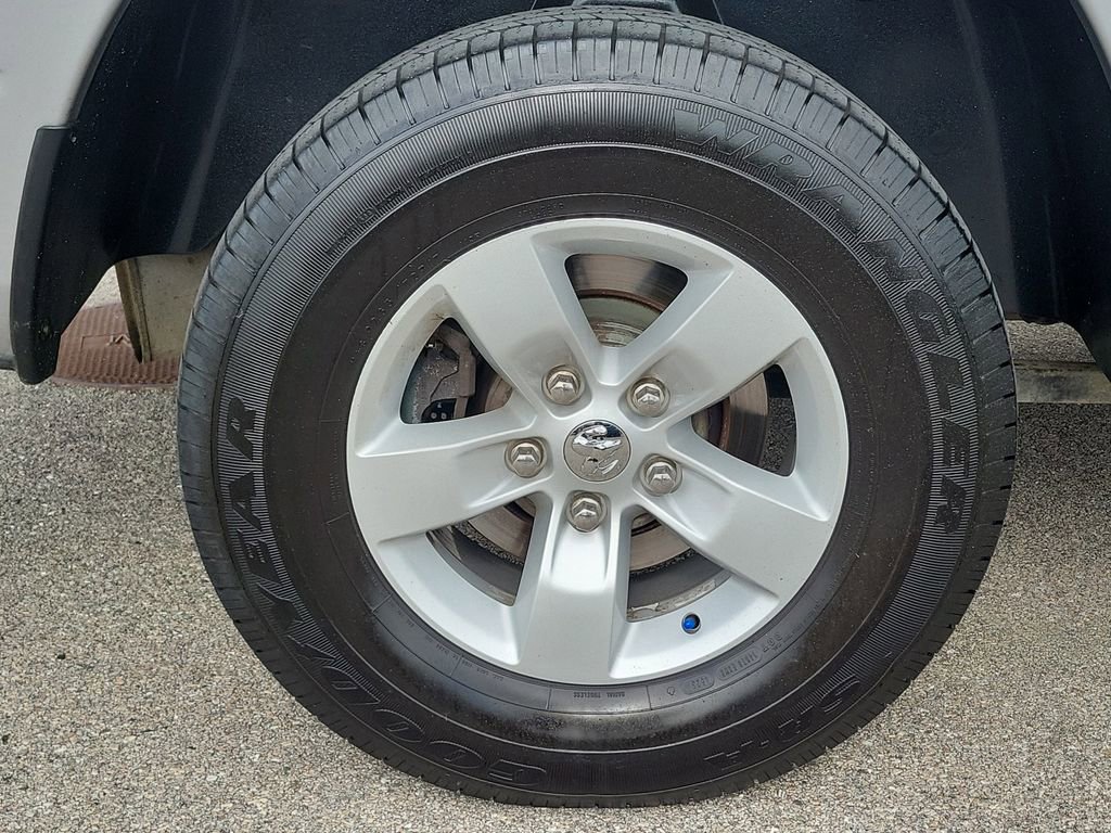 Used 2020 RAM 1500 Classic SLT w/ Luxury Group image 12