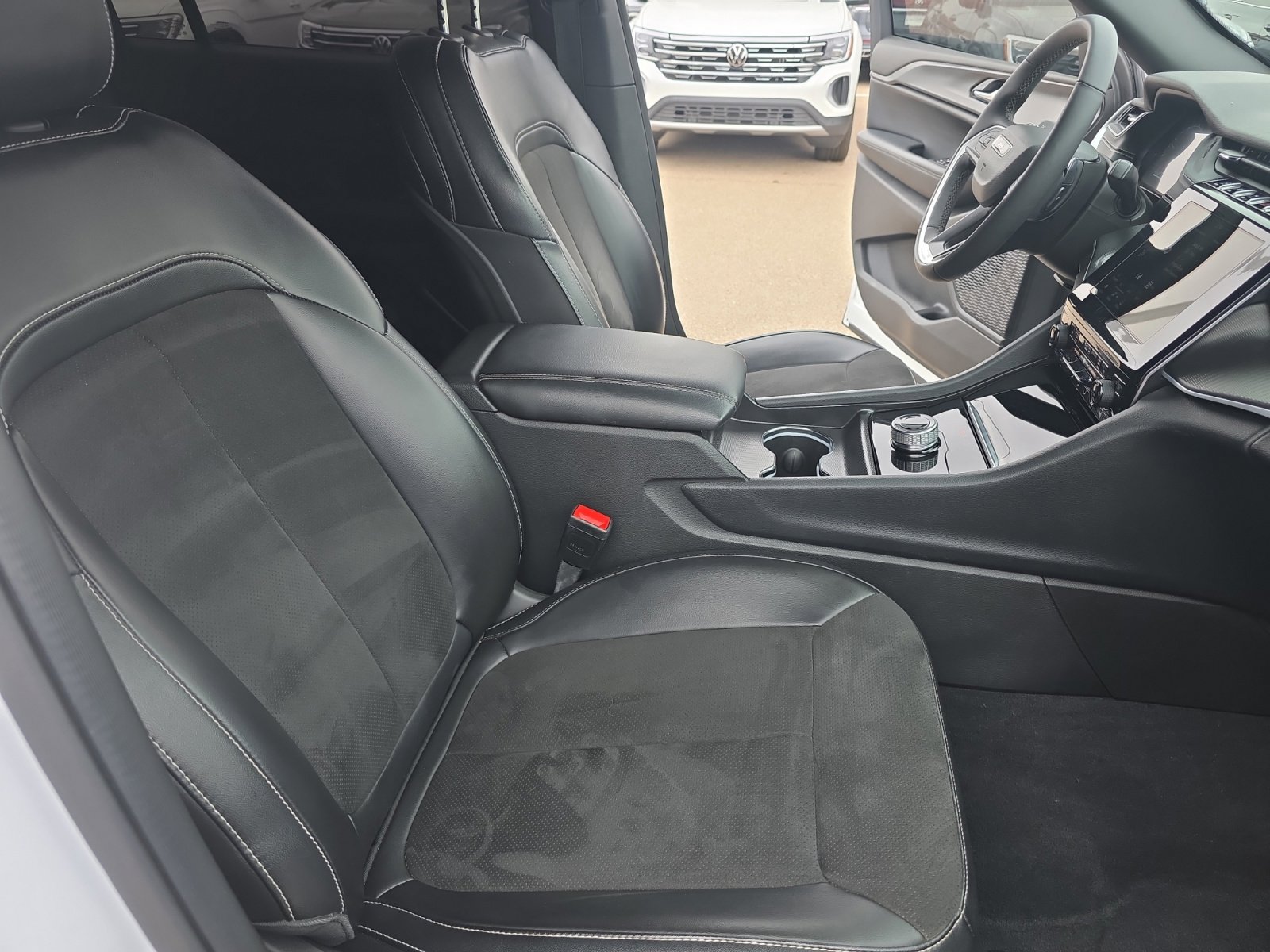 Used 2024 Jeep Grand Cherokee L Altitude image 19