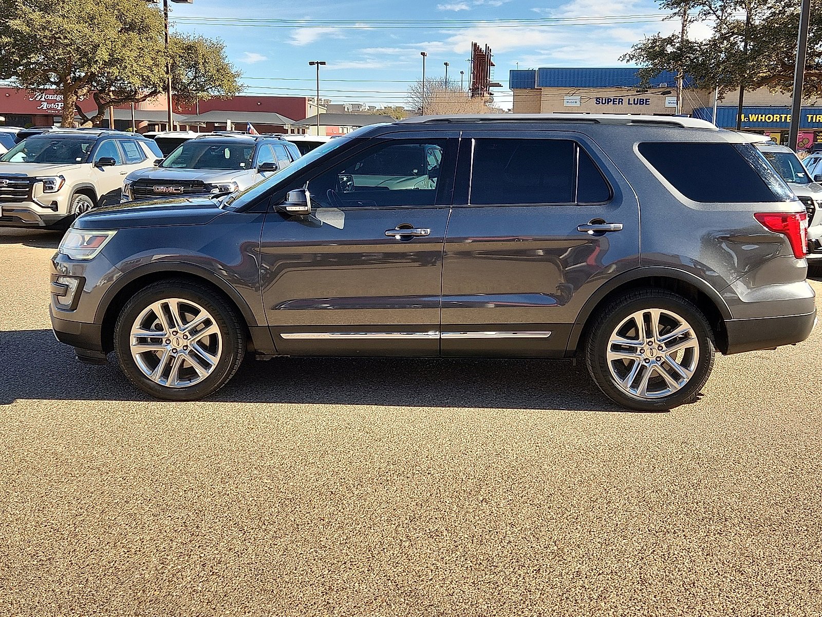 Used 2017 Ford Explorer XLT w/ Equipment Group 202A image 2