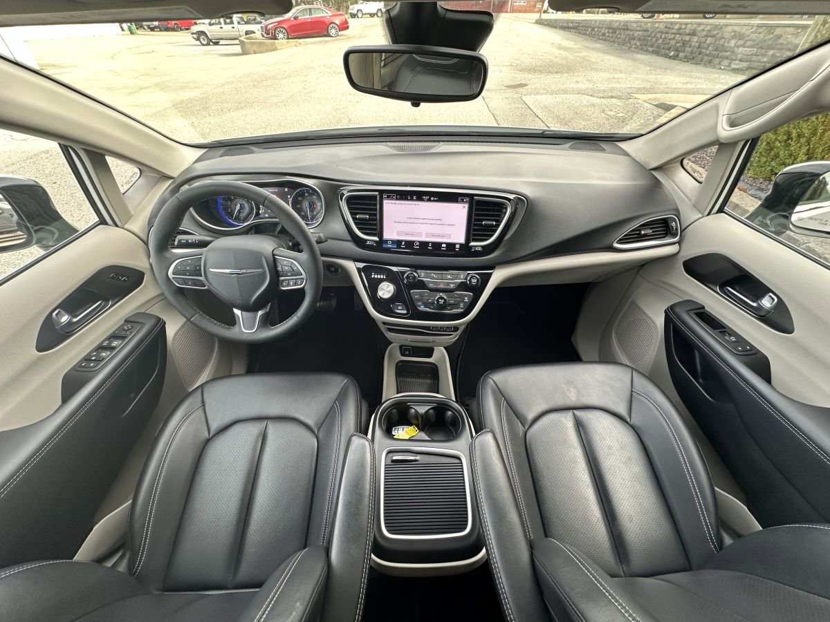 Used 2024 Chrysler Pacifica Touring-L FWD image 14