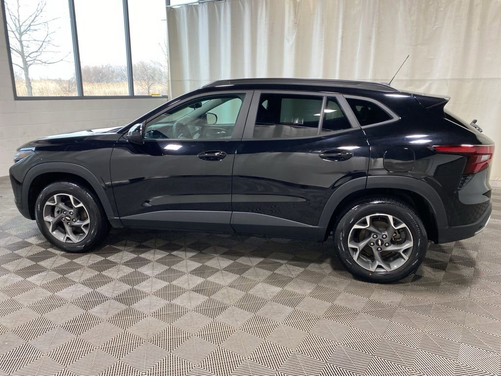 Used 2024 Chevrolet Trax LT w/ LT Convenience Package image 4