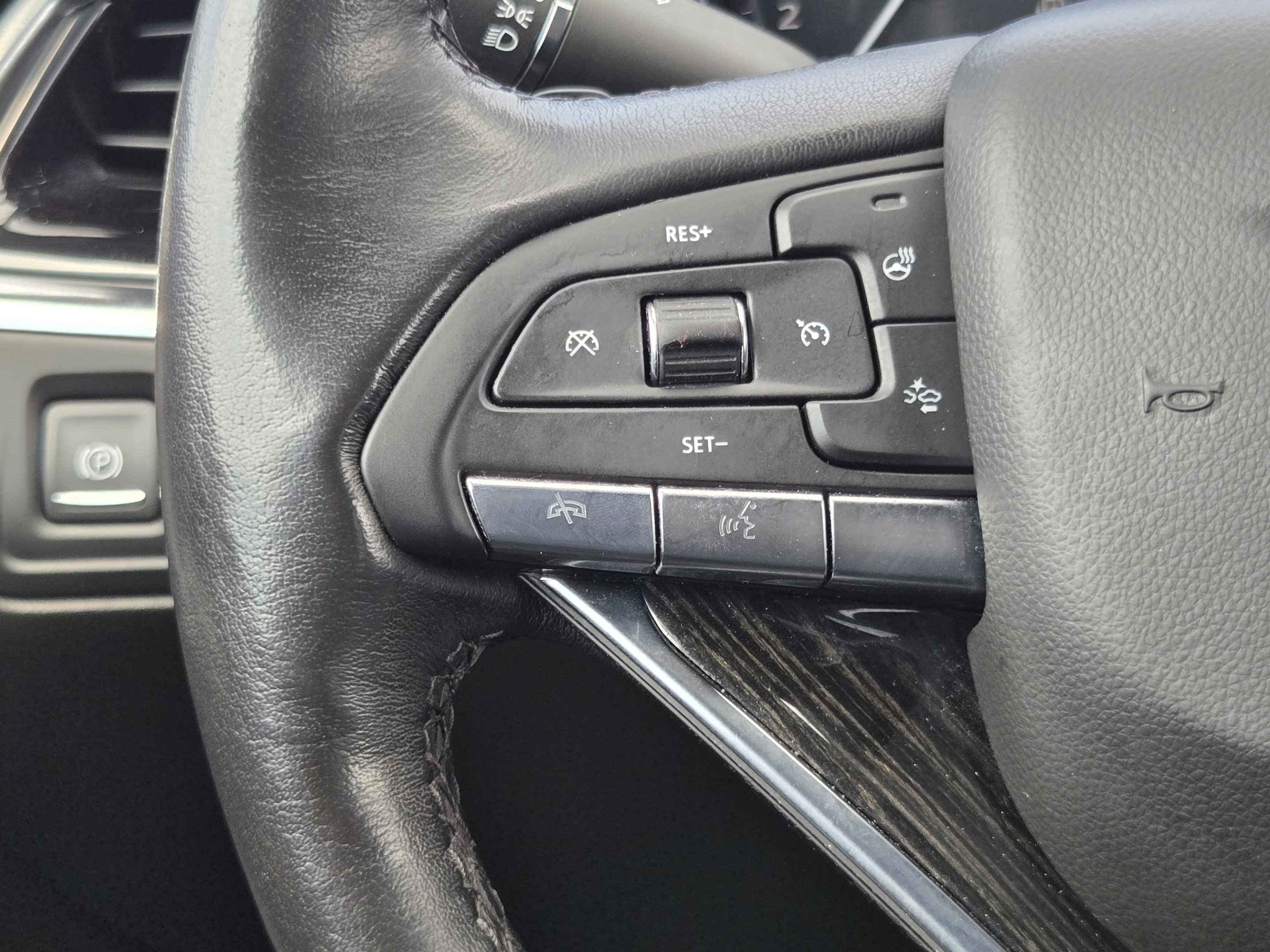 Used 2022 Cadillac XT6 Premium Luxury w/ Technology Package FWD image 25