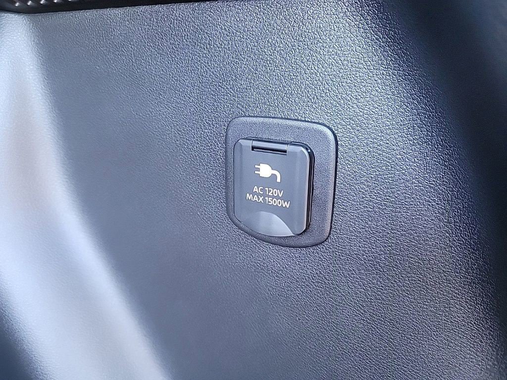 New 2026 Nissan Leaf Platinum+ w/ Floor Mat Package (Platinum+) FWD image 24