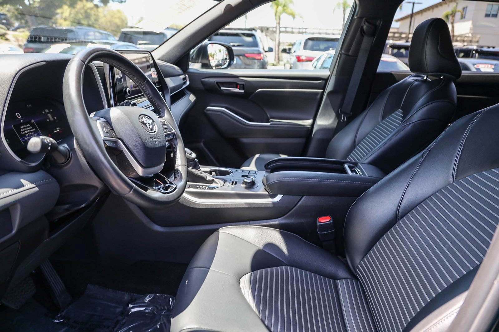 Used 2025 Toyota Highlander XSE AWD/4WD image 15