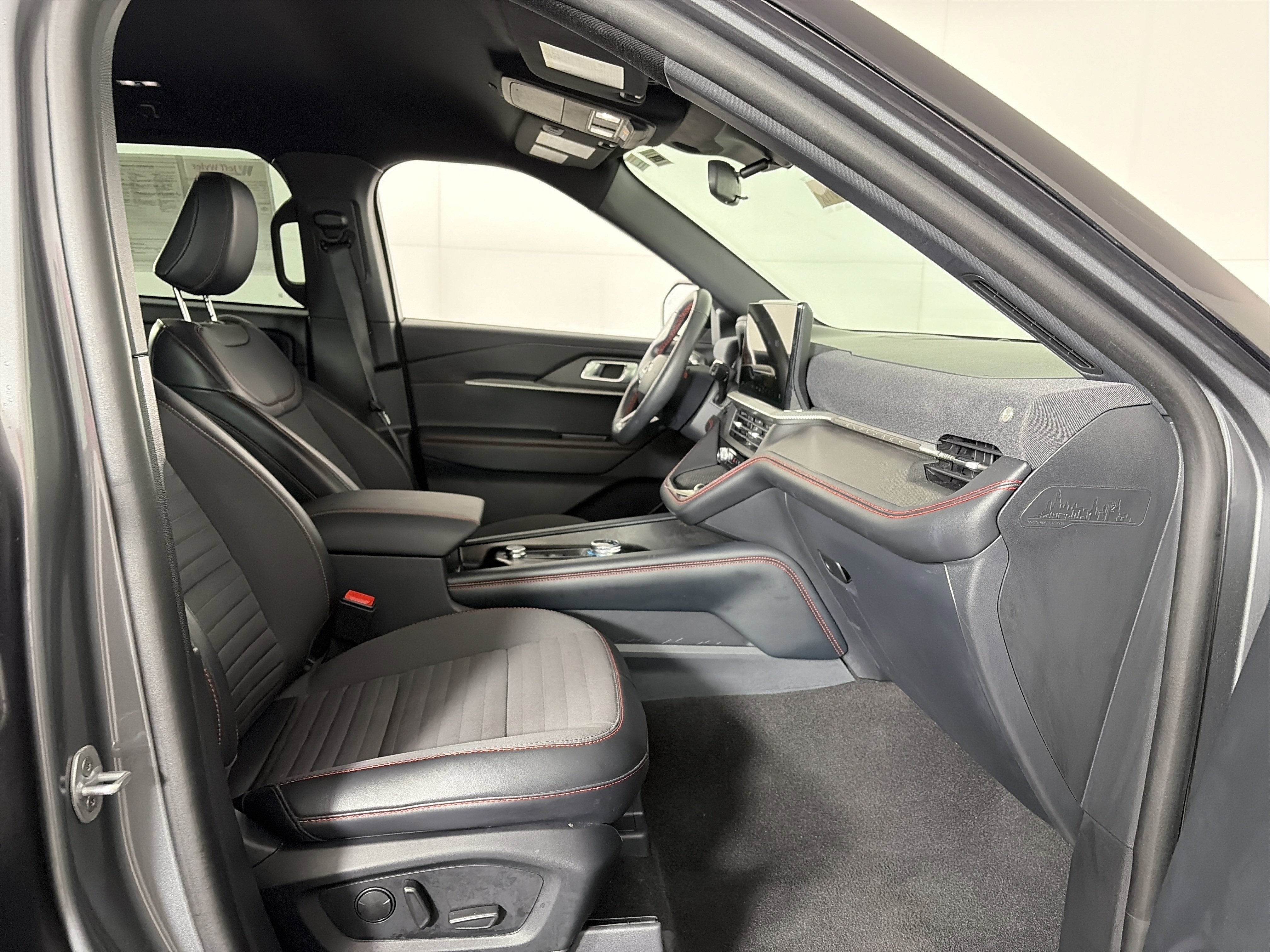 Used 2025 Ford Explorer ST-Line w/ ST-Line Street Pack image 46