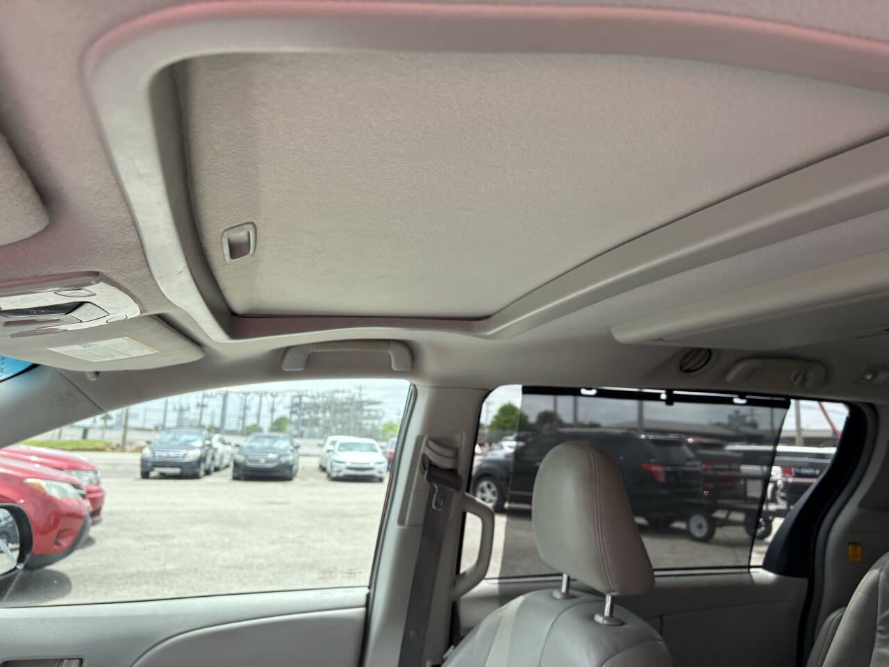 Used 2011 Toyota Sienna XLE w/ Entertainment Pkg FWD image 25
