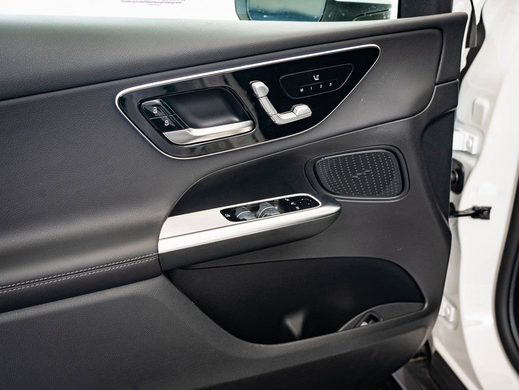 Used 2025 Mercedes-Benz GLC 300 4MATIC image 25