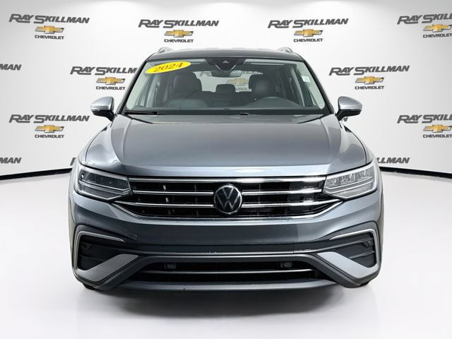 Used 2024 Volkswagen Tiguan SE FWD image 2