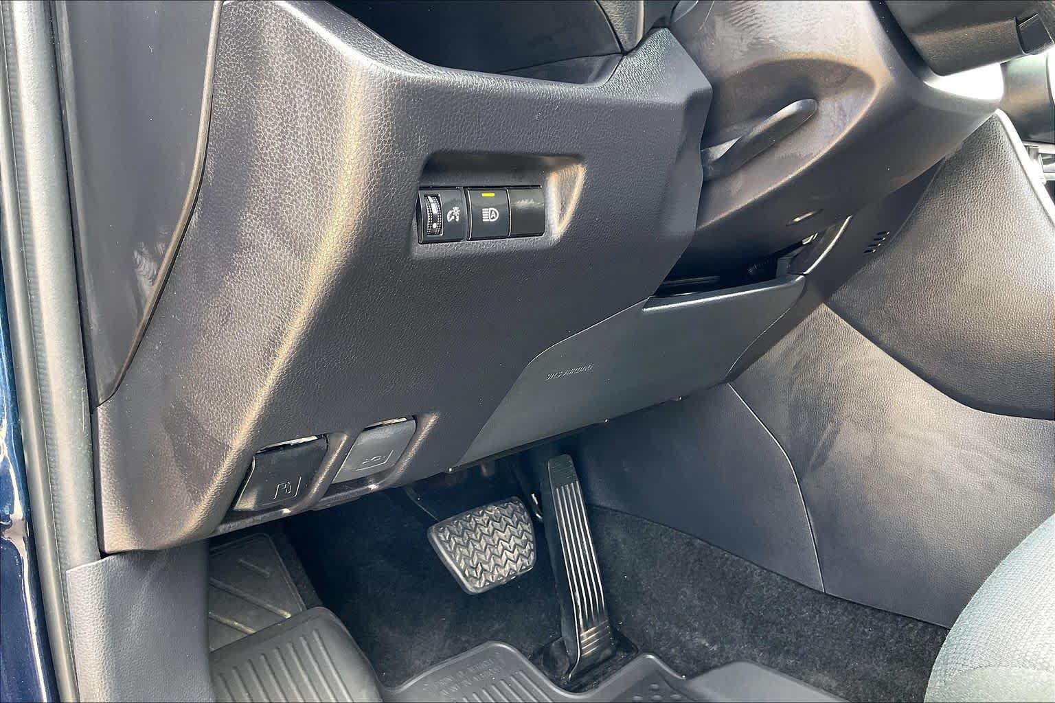 Used 2025 Toyota RAV4 XLE FWD image 30