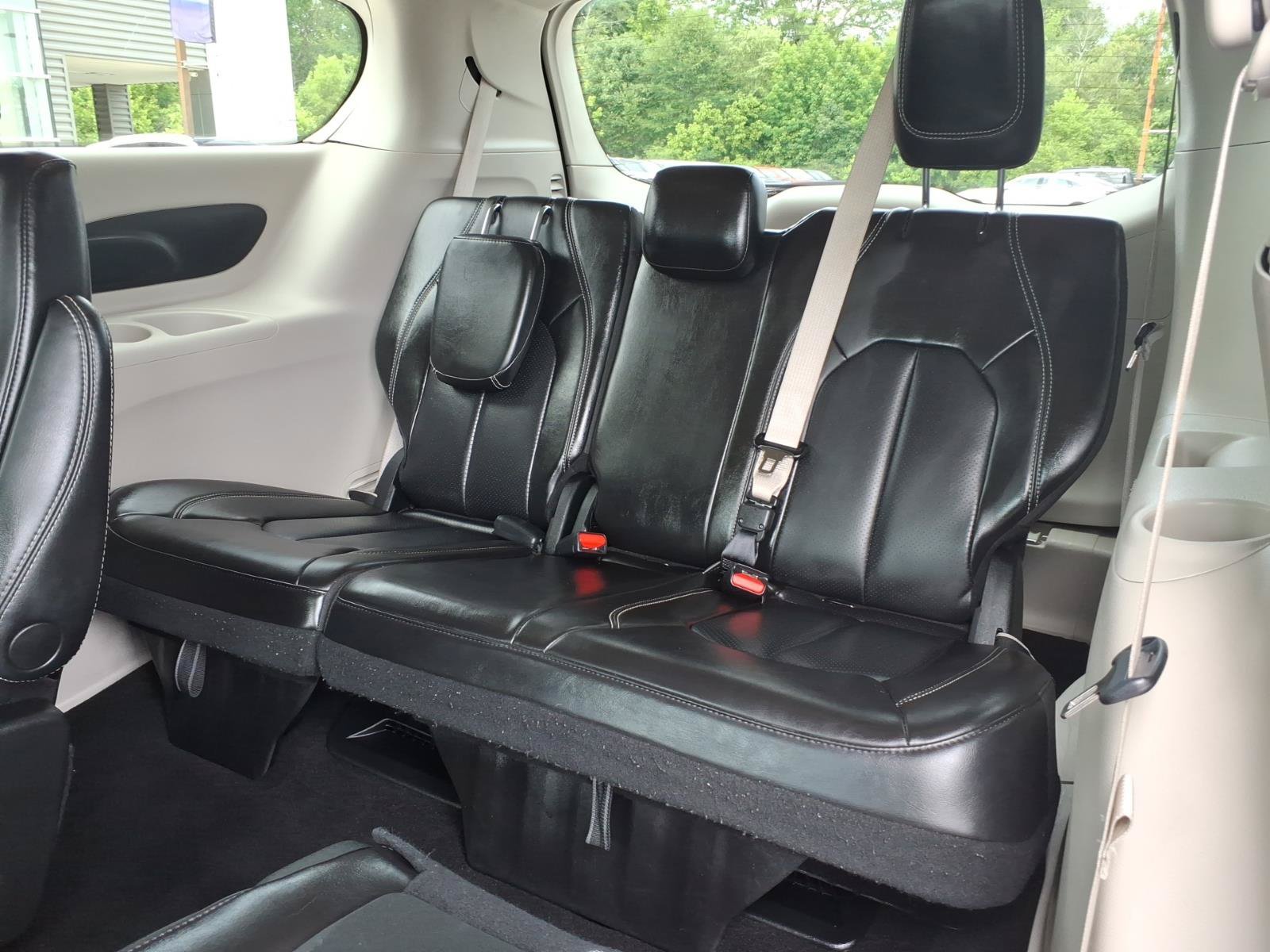 Used 2023 Chrysler Pacifica Touring-L FWD image 14